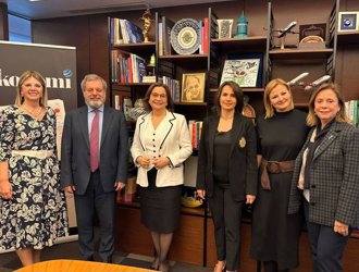 A KAGIDER delegation, led by KAGIDER President Emine Erdem, visited Hakan Güldağ, Chairman of Economy Newspaper, at the newspaper's office