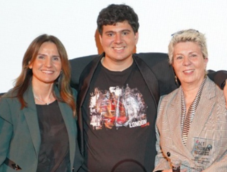 İNGEV ActHuman Ödülleri’nde KAGİDER Başkanı Esra Bezircioğlu "Kapsayıcılık" kategorisi ödülünü İstanbul Otizm Gönüllüleri Derneği Başkanı Sedef Erken'e takdim etti.